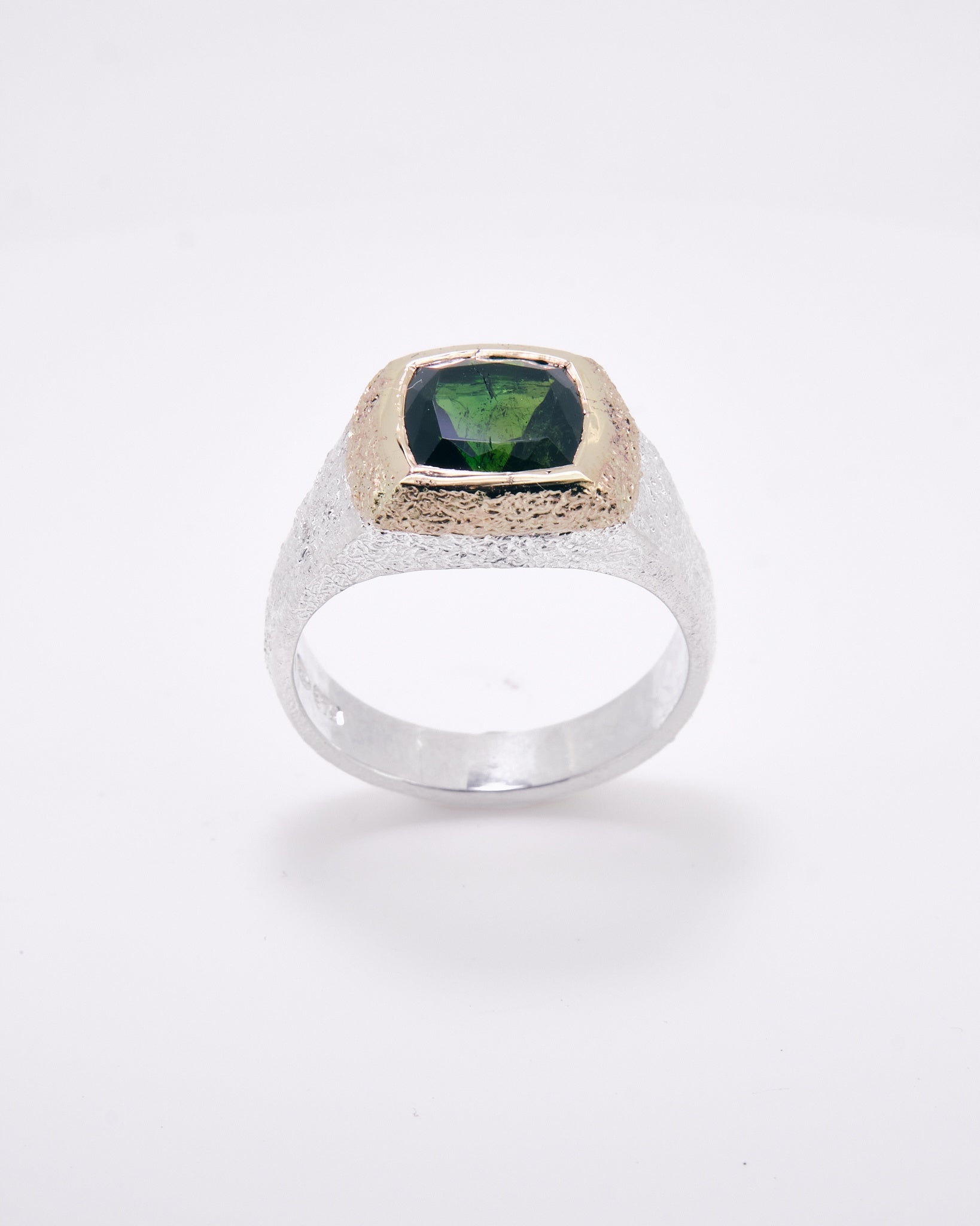 008 - LICHEN 3.35CT GREEN TOURMALINE SILVER AND 9K GOLD RING - Sar Jewellery