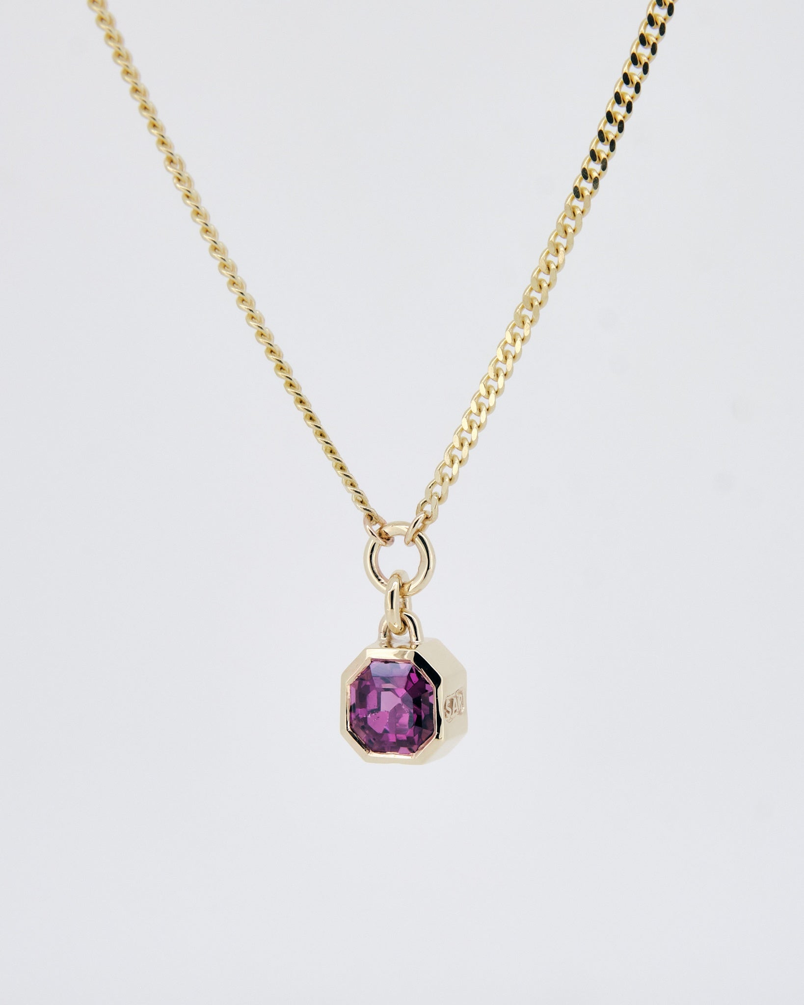 017 - OCTA 9K YELLOW GOLD AND 1.03ct RHODOLITE GARNET PENDANT