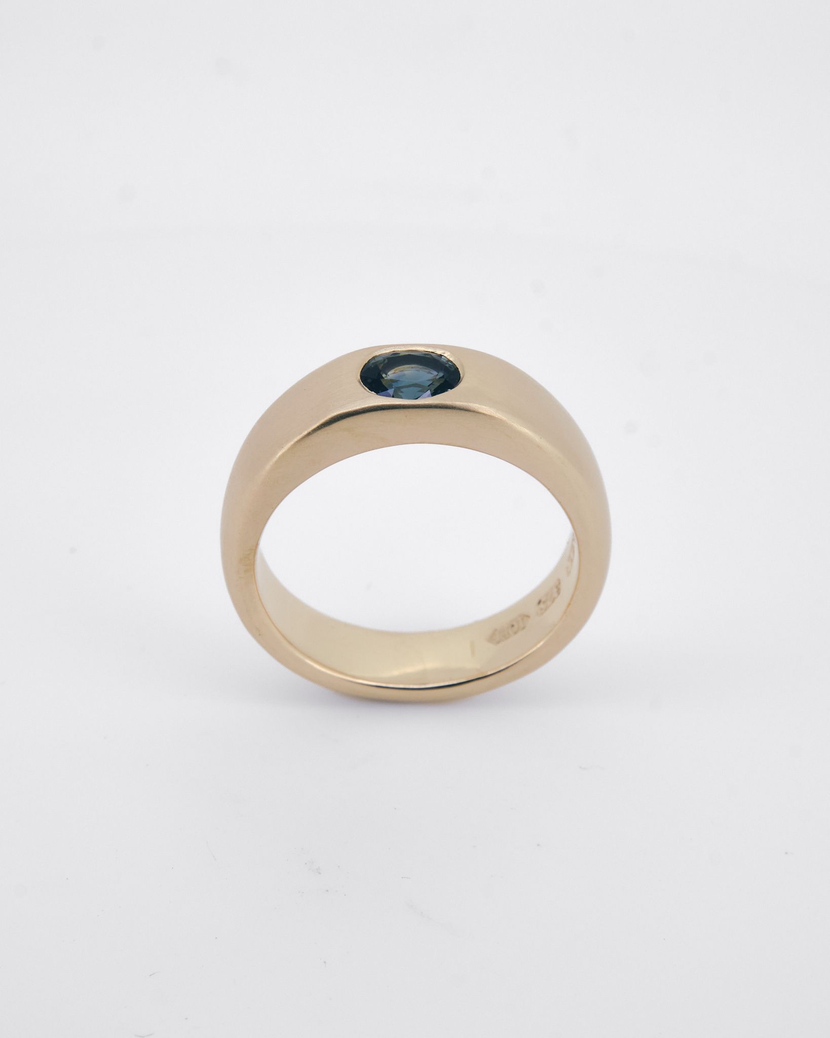 019 - CIGAR 9K YELLOW GOLD AND 0.74ct AUSTRALIAN SAPHIRE RING - Sar Jewellery