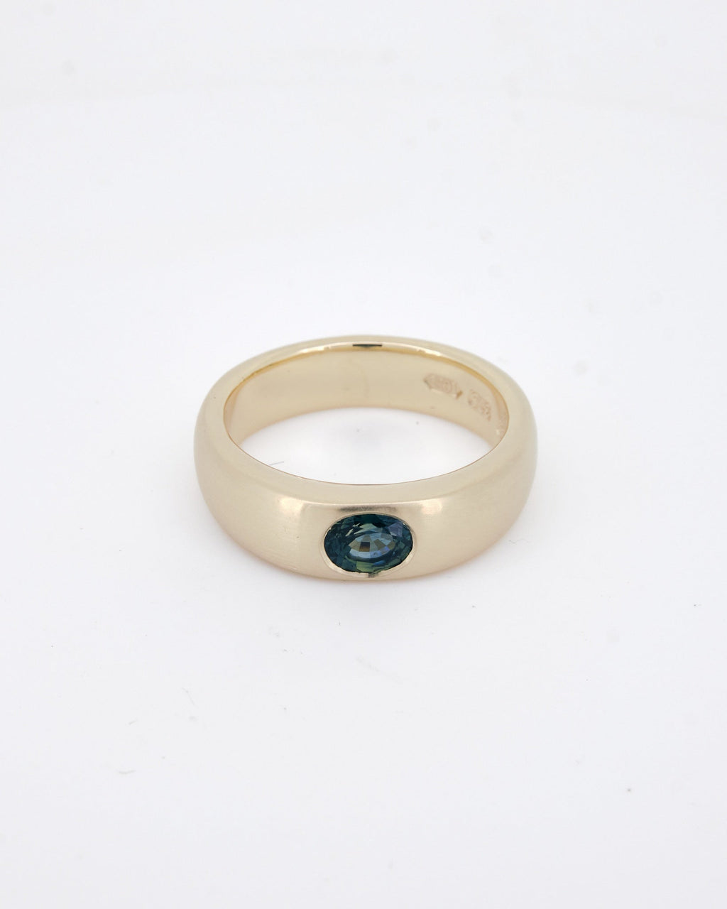 019 - CIGAR 9K YELLOW GOLD AND 0.74ct AUSTRALIAN SAPHIRE RING - Sar Jewellery