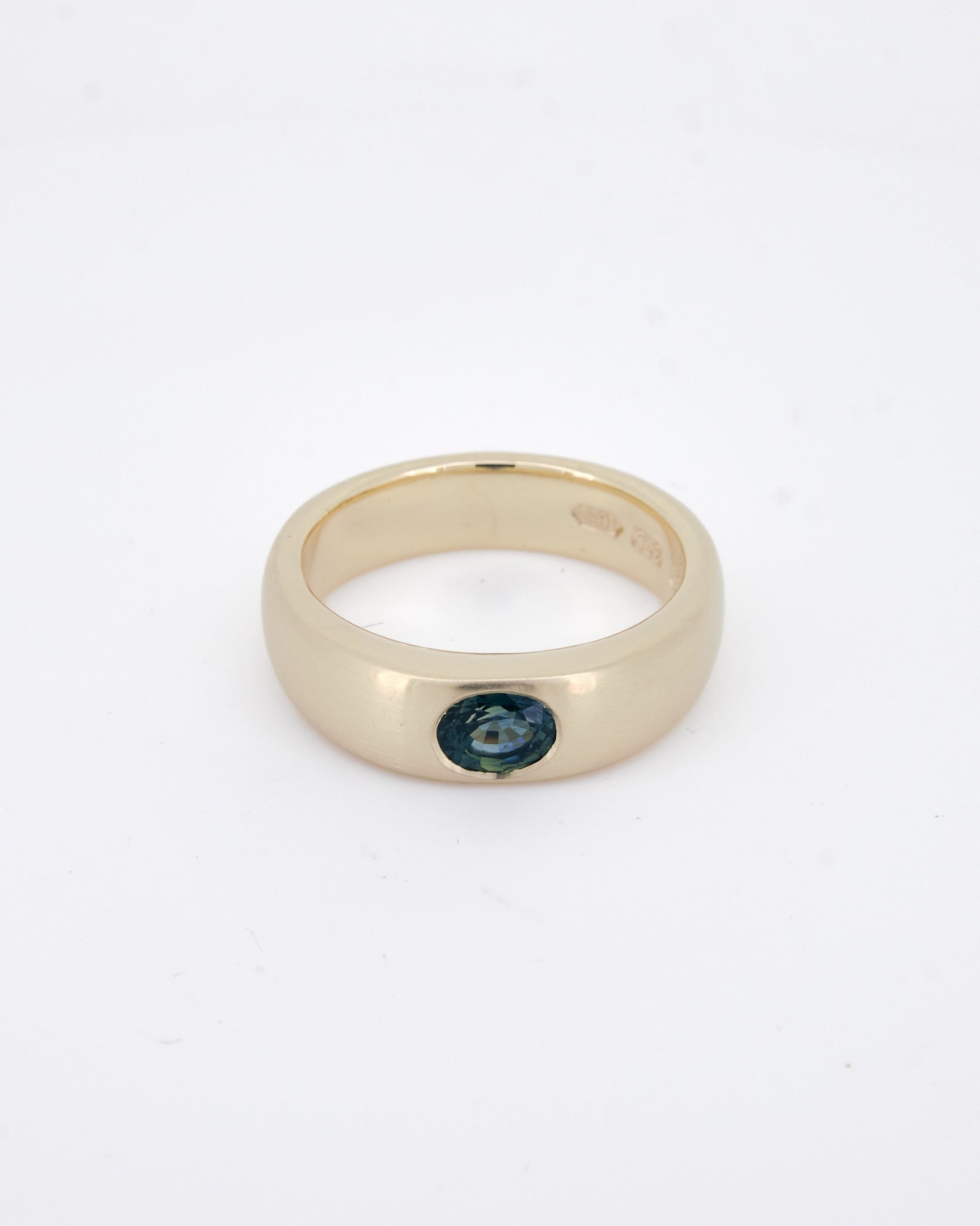 019 - CIGAR 9K YELLOW GOLD AND 0.74ct AUSTRALIAN SAPHIRE RING - Sar Jewellery