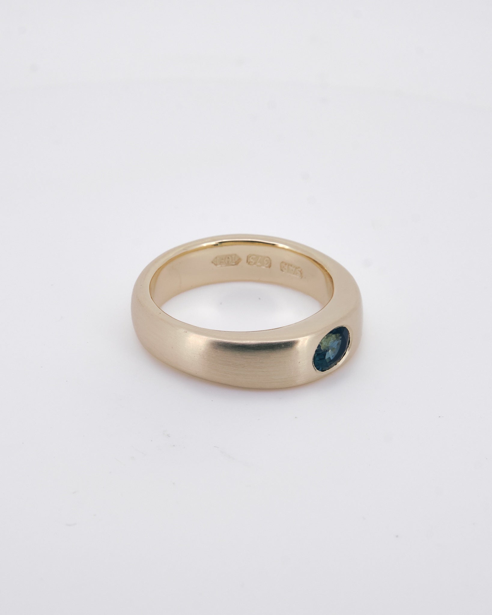 019 - CIGAR 9K YELLOW GOLD AND 0.74ct AUSTRALIAN SAPHIRE RING - Sar Jewellery