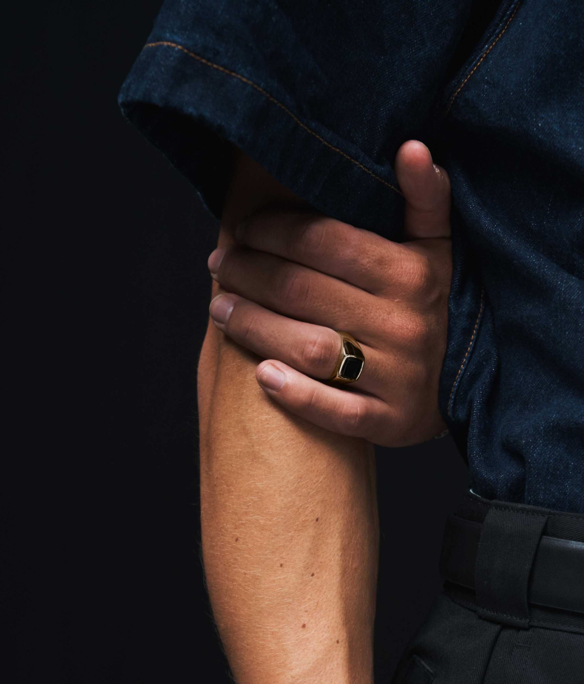 Beveled Onyx gold signet ring – Sar Jewellery
