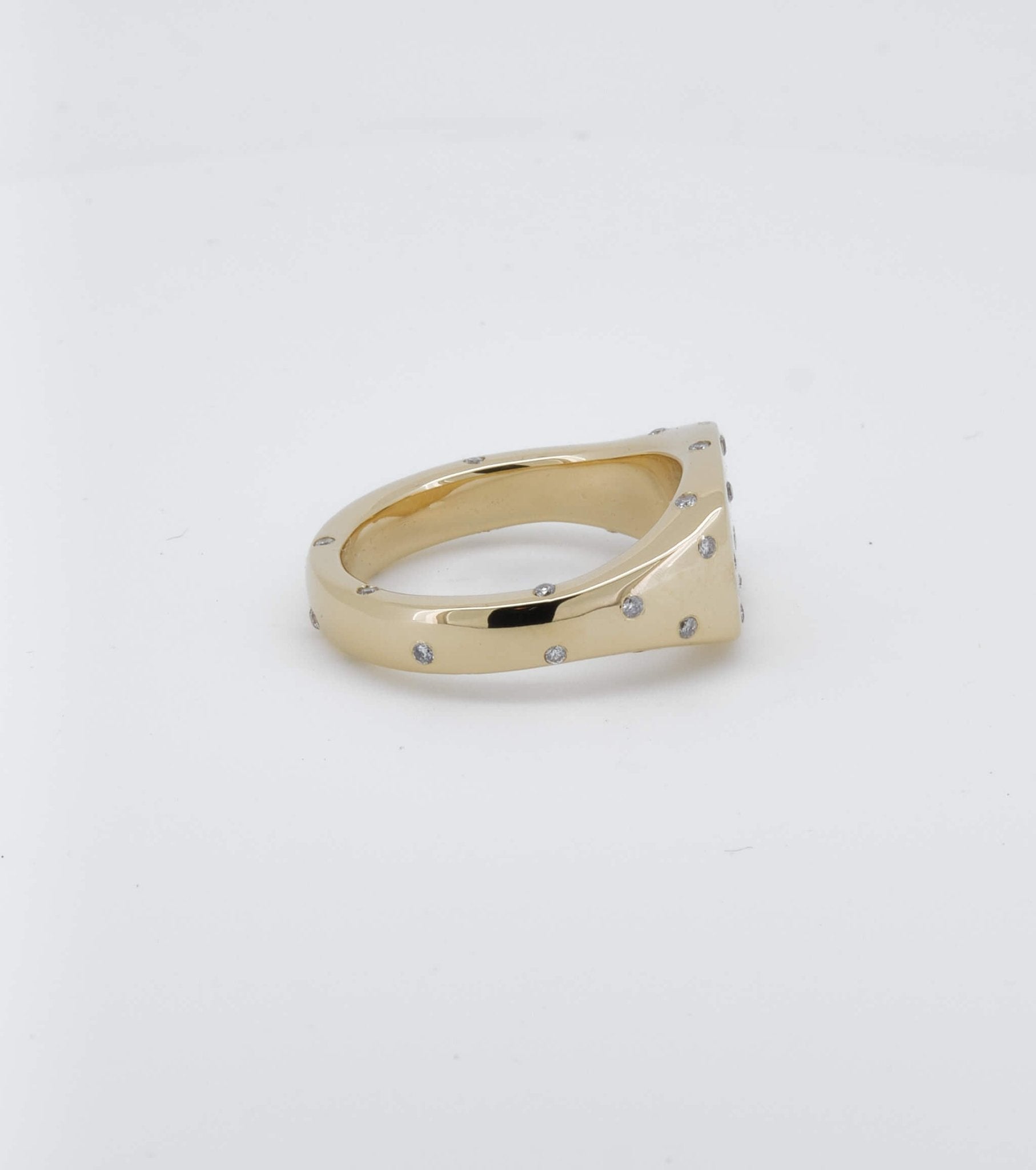 Cushion signet ring in 9kt yellow gold with white diamonds and pink tourmaline - Sar Jewellery
