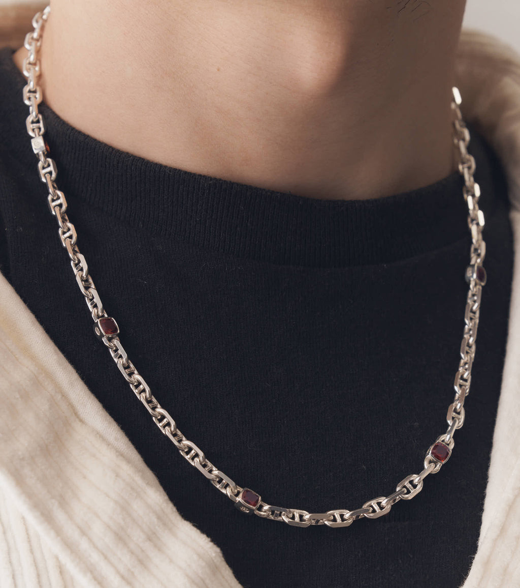 018 – STERLING SILVER NECKLACE WITH 4.55ct GARNETS