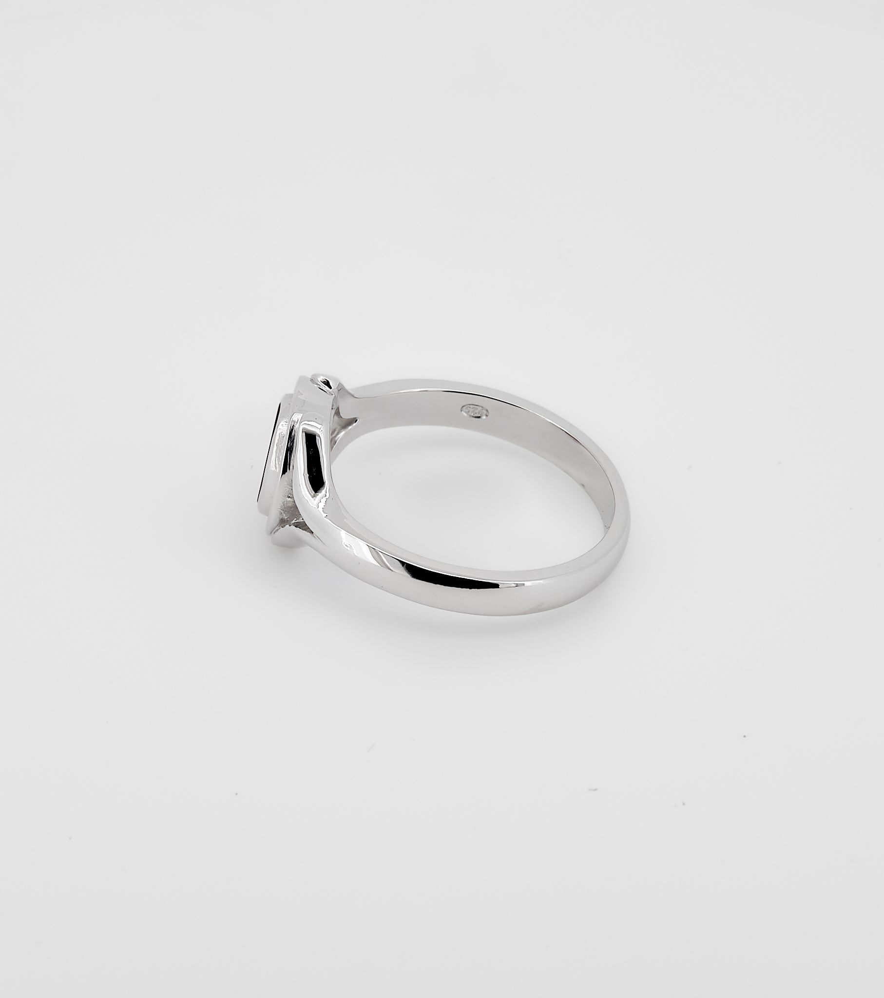 Surround oval Onyx Ring