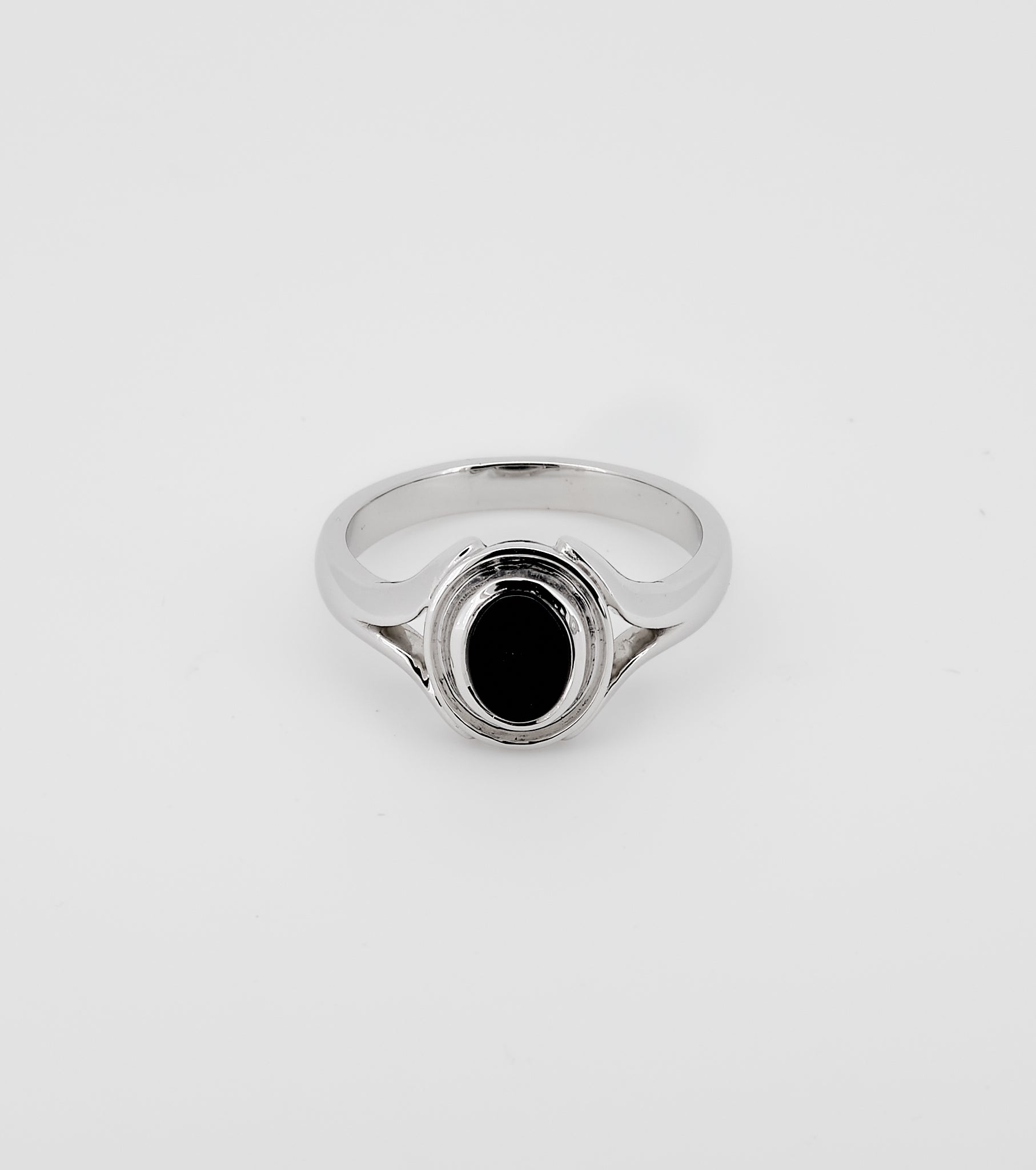 Surround oval Onyx Ring