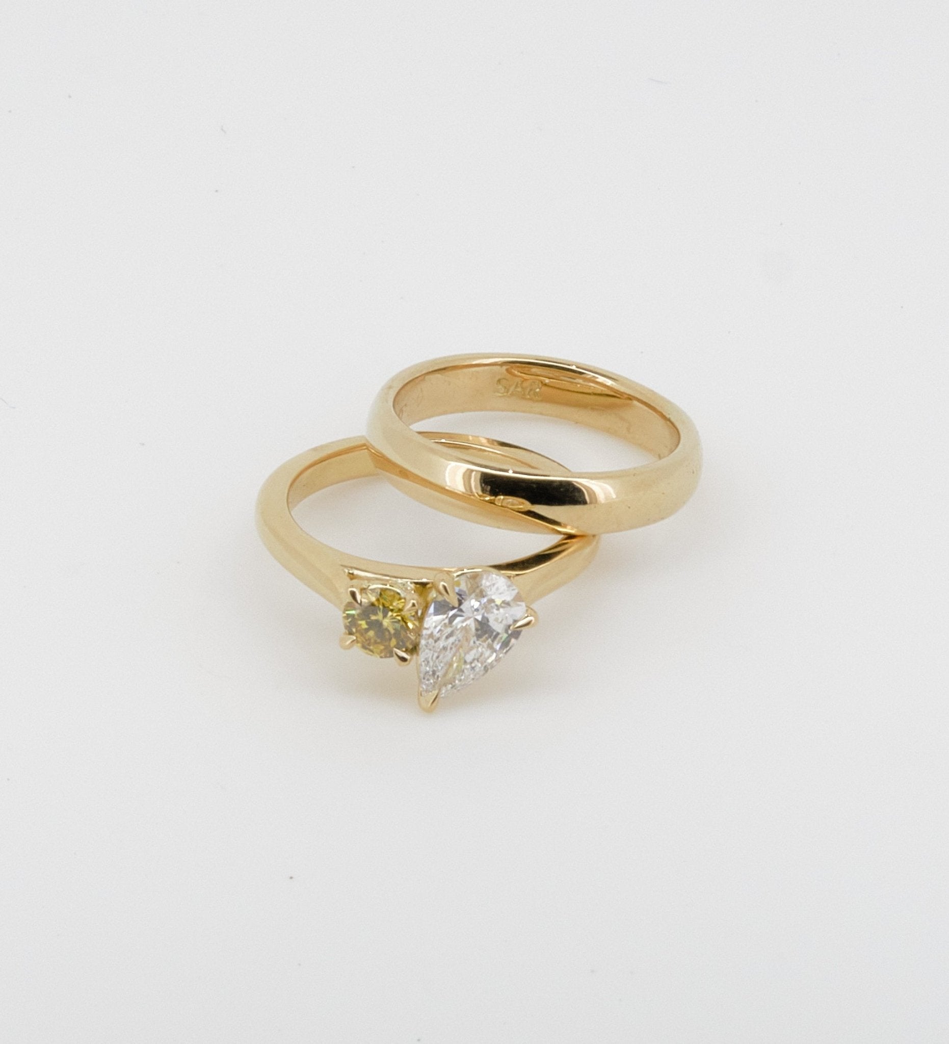 Toi et Moi ring with white and yellow Diamond made in 18kt yellow gold - Sar Jewellery