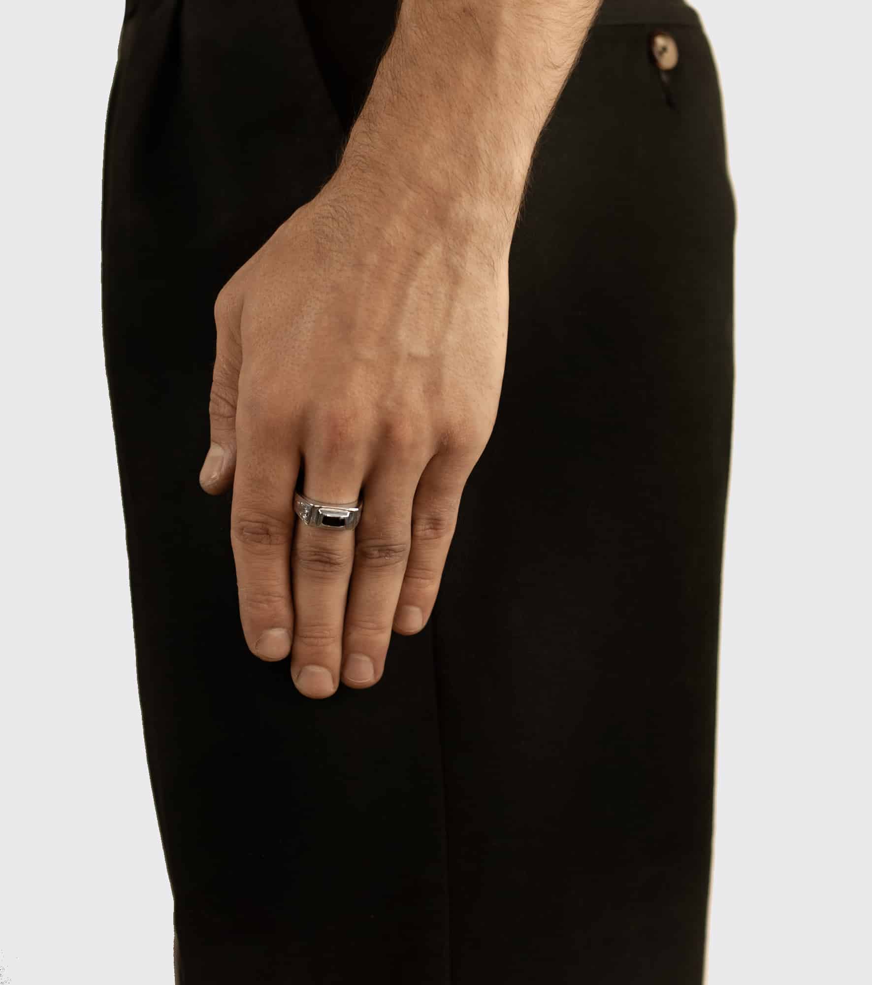 Leaf ring with Onyx – Sar Jewellery